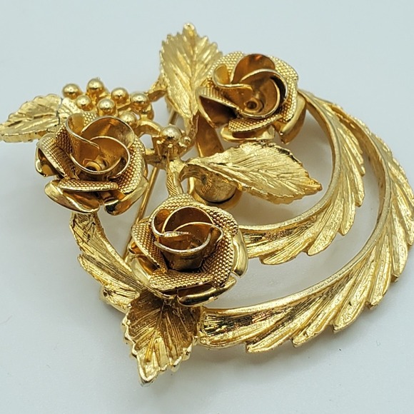 Coro Signed Gold Tone Rose Wreath Brooch Vintage Floral Pin 2" Classic Elegant - Picture 2 of 9